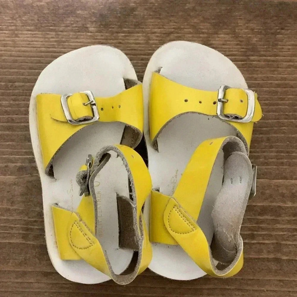 Girl’s Sun San Surfer Yellow Water Sandals Size 6 Good Used Condition - Picture 1 of 6